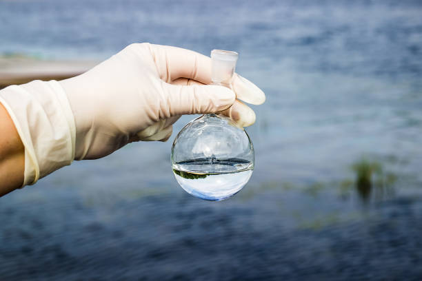 campioni d'acqua dal fiume. assunzione di acqua. astrazione dell'acqua. deviazione dell'acqua. - acqua dolce foto e immagini stock