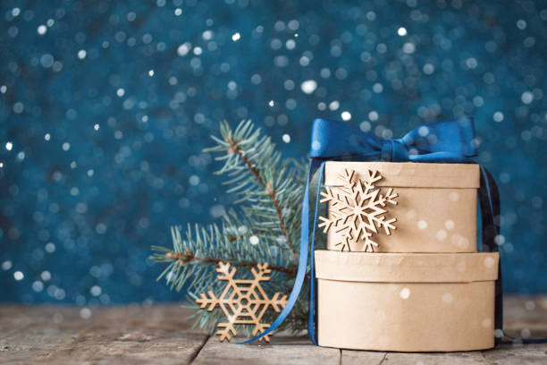 piękne wakacje urządzone tło z świątecznymi pudełkami na prezenty, jodłą. koncepcja świąt bożego narodzenia - gift blue christmas religious celebration zdjęcia i obrazy z banku zdjęć