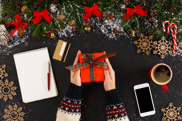 istock Getting online delivery of christmas gift 866478964
