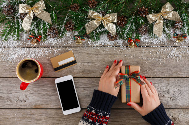 istock Getting online delivery of christmas gift 866481110