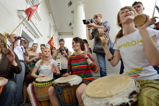 músico tocar los tambores y otros instrumentos en el día de la música de calle, vilnius - african descent drum african culture day fotografías e imágenes de stock