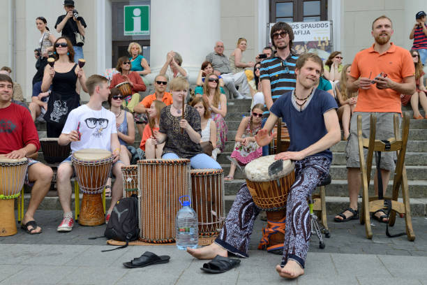 músico tocar los tambores y otros instrumentos en el día de la música de calle, vilnius - african descent drum african culture day fotografías e imágenes de stock