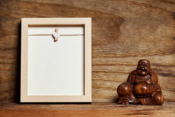 moldura vazia em uma prateleira de madeira em uma parede de playwood - sculpture contemporary buddha sparse - fotografias e filmes do acervo