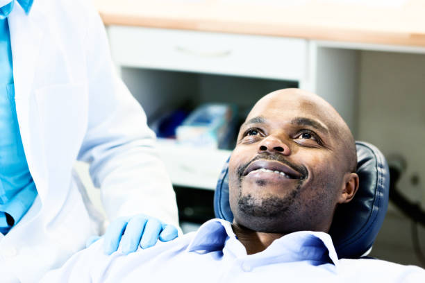 目に見えない歯科で歯科患者笑顔は幸せ - dentist dentists chair men confidence ストックフォトと画像