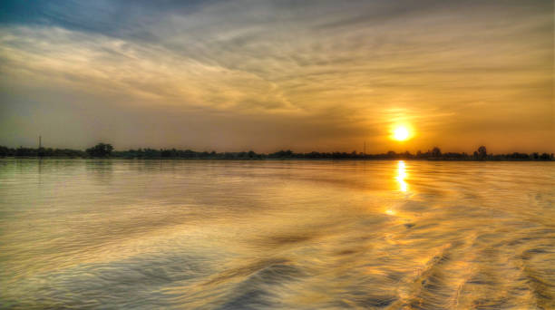 vista aerea sul fiume niger a niamey al tramonto niger - niger delta foto e immagini stock