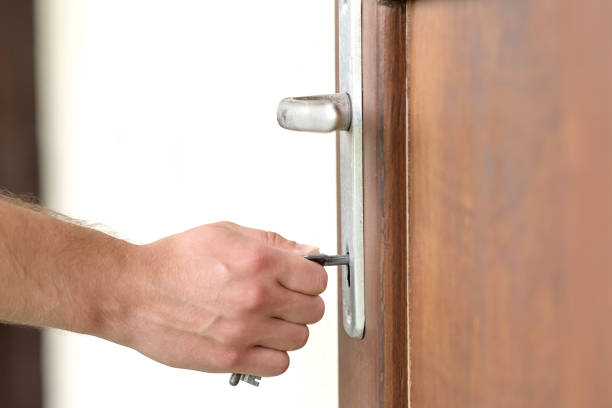 istock Male hand puts the key in the keyhole 866498056
