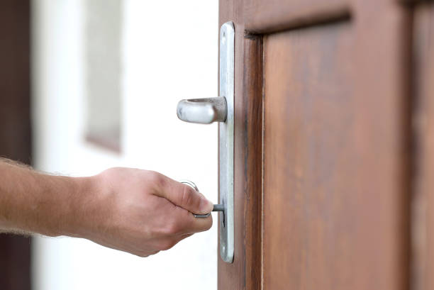 istock Male hand puts the key in the keyhole 866498078