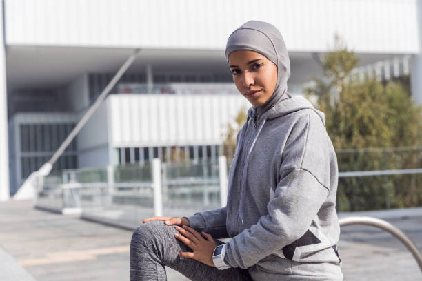 Young muslim woman ready to running in the city Young muslim woman ready to running in the city moroccan girl stock pictures, royalty-free photos & images