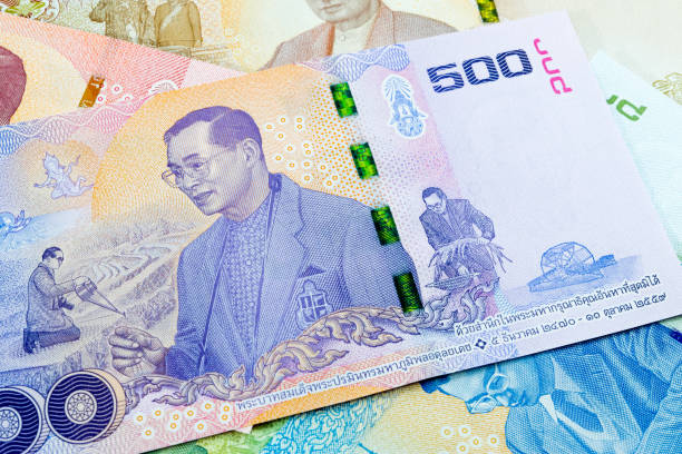 500 baht tailandés billetes, billetes conmemorativa del último rey tailandés - phumiphon aduldet fotografías e imágenes de stock