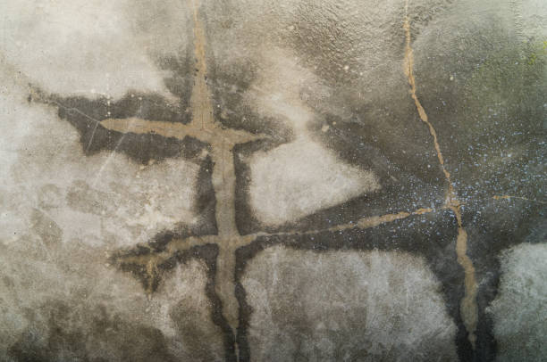 cracked wet cement surface for texture backdrop - water damaged stained concrete imagens e fotografias de stock