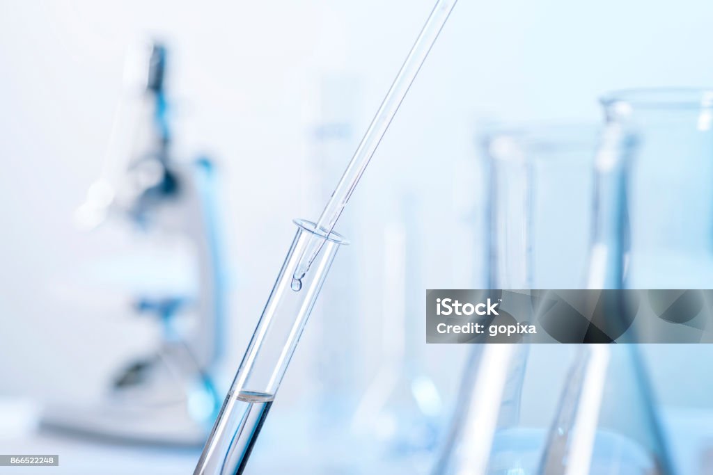 Laborszene mit pipeta und Reagenzglas - Foto de stock de Laboratorio libre de derechos