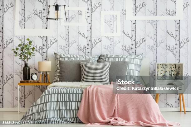 フェミニンな森風ベッドルーム - 壁紙のストックフォトや画像を多数ご用意 - 壁紙, 寝室, 寝具
