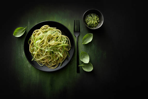 włoskie jedzenie: spaghetti pesto z martwą martwą zicini - spaghetti sauces pasta vegetable zdjęcia i obrazy z banku zdjęć
