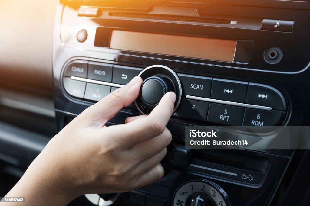 Bouton tournant femme de radio dans la voiture - Photo de Poste de radio libre de droits