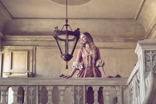 18th century woman in a castle - mirror women baroque style fashion imagens e fotografias de stock