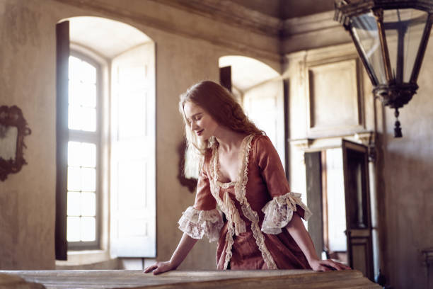 donna del xviii secolo in un castello - mirror women baroque style fashion foto e immagini stock