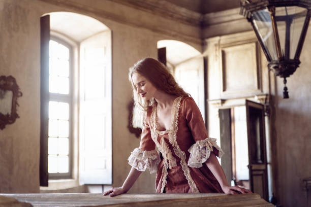 18th century woman in a castle - mirror women baroque style fashion imagens e fotografias de stock