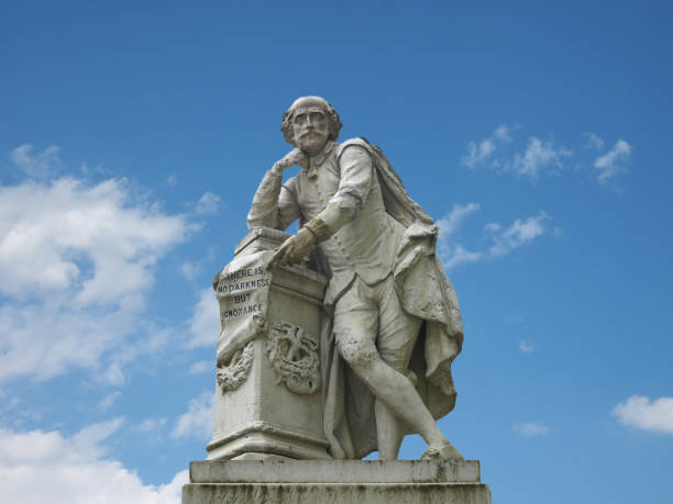 shakespeare statue in london - praça leicester imagens e fotografias de stock