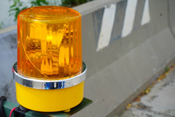 lampe d’avertissement et voiture avec des lumières - car alarm photos et images de collection