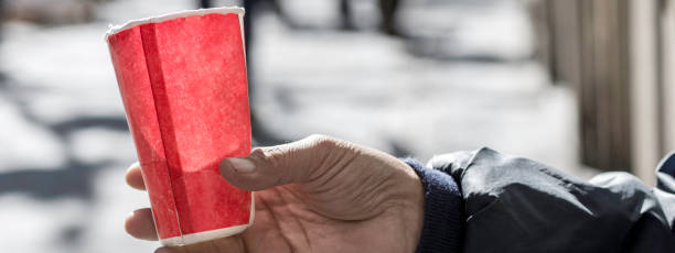 pobre pidiendo dinero en la calle cerca para arriba. mendigo sucio mano taza de papel - pauper fotografías e imágenes de stock