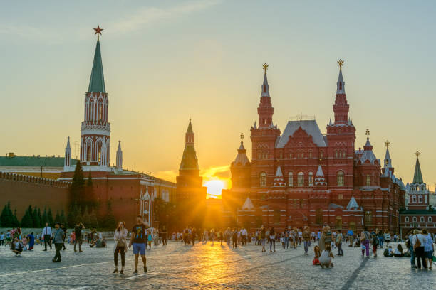turistas na praça vermelha pelo kremlin em moscou - russia red paving stone moscow russia - fotografias e filmes do acervo