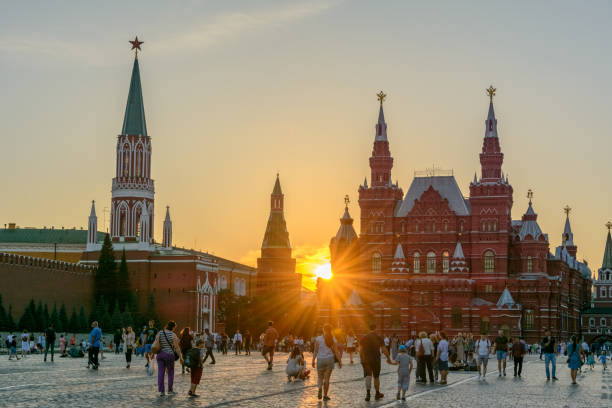 pôr do sol sobre o kremlin de moscou. vista da praça vermelha - russia red paving stone moscow russia - fotografias e filmes do acervo