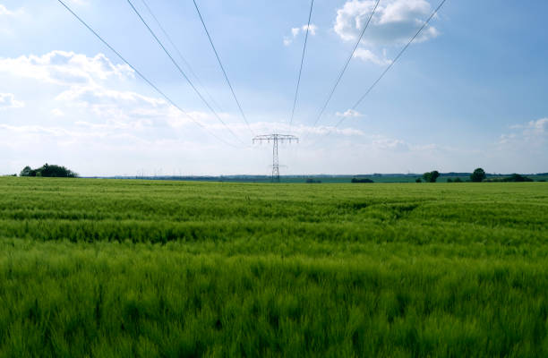 Energy industry: Overhead high-voltage power line in Eastern Thuringia An overhead high-voltage power line crosses the gentle rolling landscape in the Altenburg county sailboat mast stock pictures, royalty-free photos & images