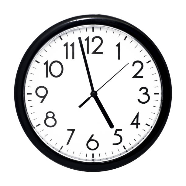 horloge de mur blanc. isolé sur fond blanc. - clock wall clock face clock hand photos et images de collection