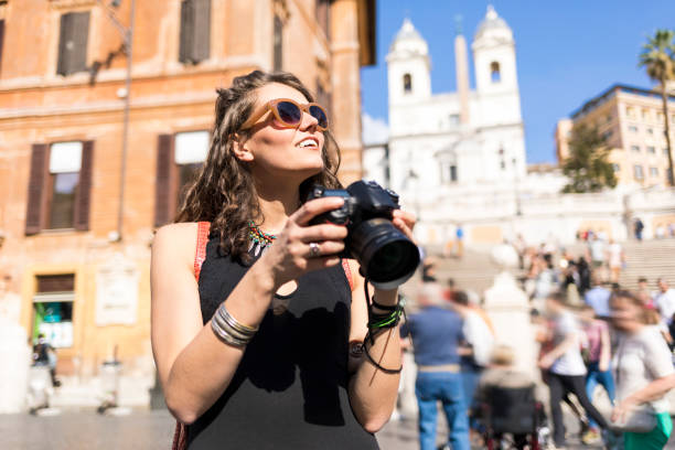 женщина, фотографируют на пьяцца ди спанья - piazza di spagna spanish steps church trinita dei monti стоковые фото и изображения