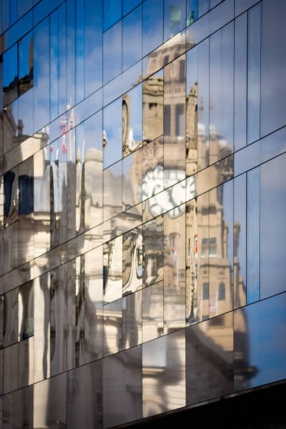 port de liverpool et liverpool liver building - cunard building photos et images de collection