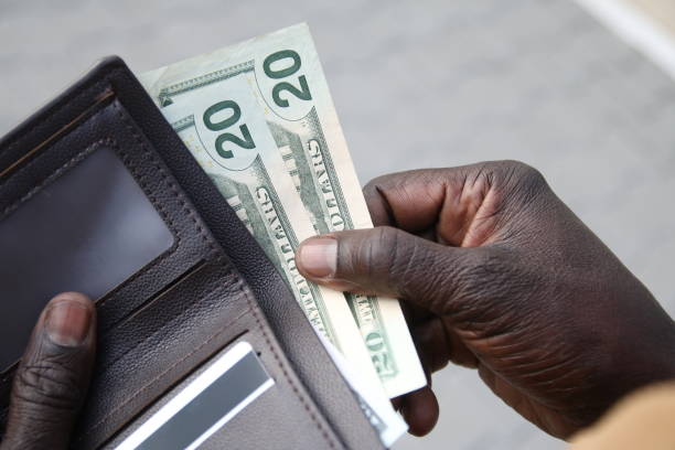 아프리카계 미국인 실업가 지갑에서 돈을 가져옵니다. - currency spending money african descent black 뉴스 사진 이미지