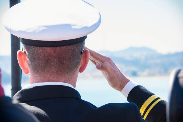 active duty u.s. naval officer saluting - navy officer armed forces saluting imagens e fotografias de stock
