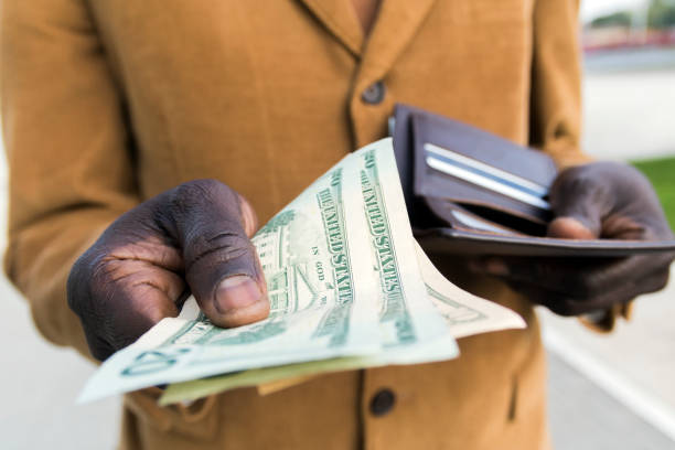 아프리카계 미국인 실업가 지갑에서 돈을 가져옵니다. - currency spending money african descent black 뉴스 사진 이미지