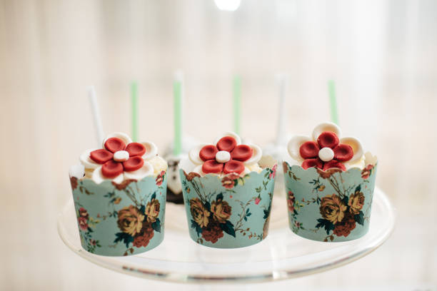 barre de chocolat orange de luxe élégant décoré pour la célébration d’un mariage heureux couple, traiteur au restaurant - cathering photos et images de collection