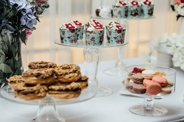 barre de chocolat orange de luxe élégant décoré pour la célébration d’un mariage heureux couple, traiteur au restaurant - cathering photos et images de collection