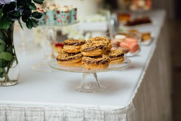 barre de chocolat orange de luxe élégant décoré pour la célébration d’un mariage heureux couple, traiteur au restaurant - cathering photos et images de collection