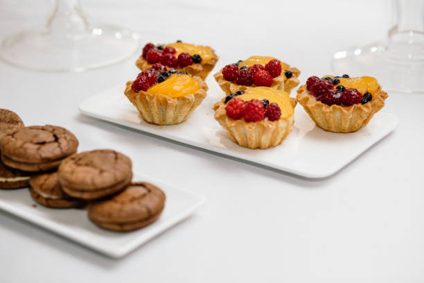 barre de chocolat orange de luxe élégant décoré pour la célébration d’un mariage heureux couple, traiteur au restaurant - cathering photos et images de collection