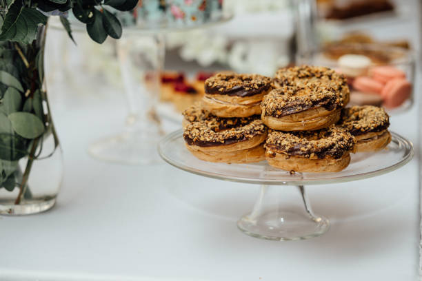 barre de chocolat orange de luxe élégant décoré pour la célébration d’un mariage heureux couple, traiteur au restaurant - cathering photos et images de collection