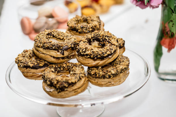 barre de chocolat orange de luxe élégant décoré pour la célébration d’un mariage heureux couple, traiteur au restaurant - cathering photos et images de collection