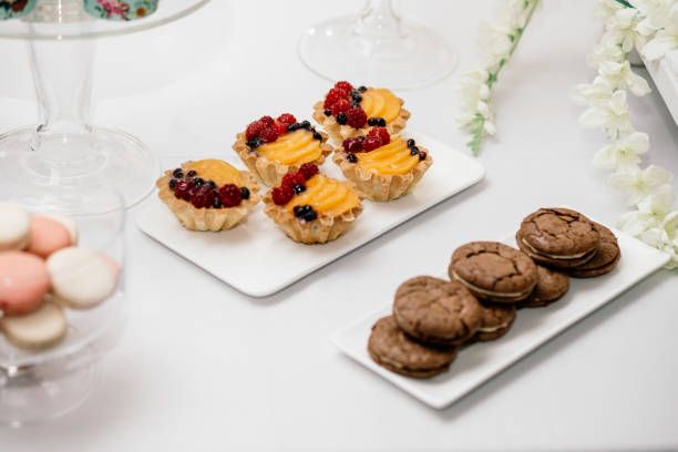 barre de chocolat orange de luxe élégant décoré pour la célébration d’un mariage heureux couple, traiteur au restaurant - cathering photos et images de collection