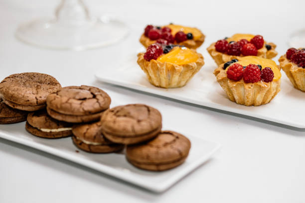 barre de chocolat orange de luxe élégant décoré pour la célébration d’un mariage heureux couple, traiteur au restaurant - cathering photos et images de collection