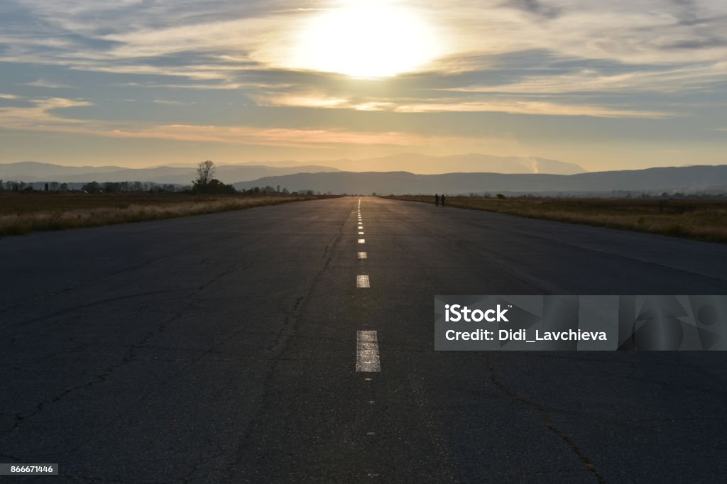 Sonnenuntergang auf dem verlassenen Flugzeug-Strip in der Nähe von Sapareva Banya, Bulgarien - Lizenzfrei Start- und Landebahn Stock-Foto