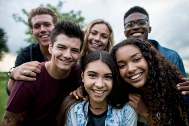 grupo de adolescentes - early teens teenager adult student people in a row fotografías e imágenes de stock