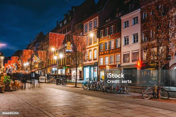 Photo libre de droit de Temps De Noël À Strasbourg France banque d'images et plus d'images libres de droit de France - France, Rue principale, 2016