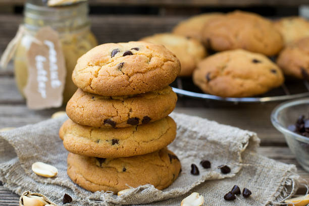 biscotti dolci al burro di arachidi con gocce di cioccolato - dessert sweet food snack cookie foto e immagini stock