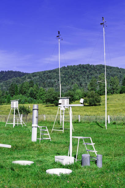 stara stacja pogodowa w góra altai - anemometer meteorology weather barometer zdjęcia i obrazy z banku zdjęć