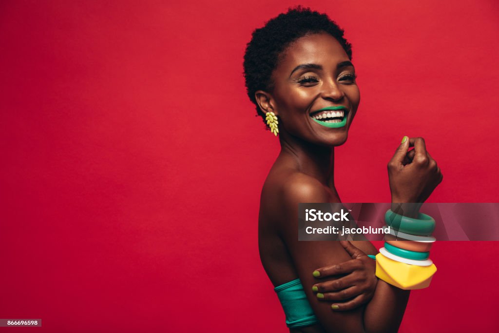 Modèle féminin souriant avec le maquillage artistique - Photo de Femmes libre de droits