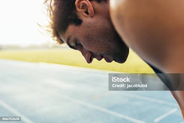 Pie De Velocista En Pista De Atletismo Foto de stock y más banco de imágenes de Correr - Correr, Sudor, Cara humana