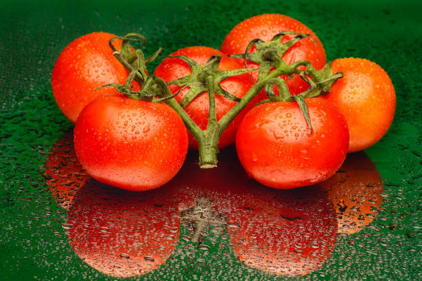 光沢のある表面に赤いトマトの束