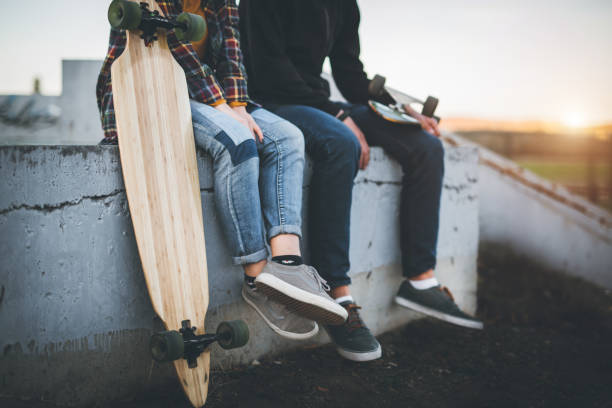 tomando un descanso en el skate park de patinadores - skateboarding skateboard park teenager extreme sports fotografías e imágenes de stock